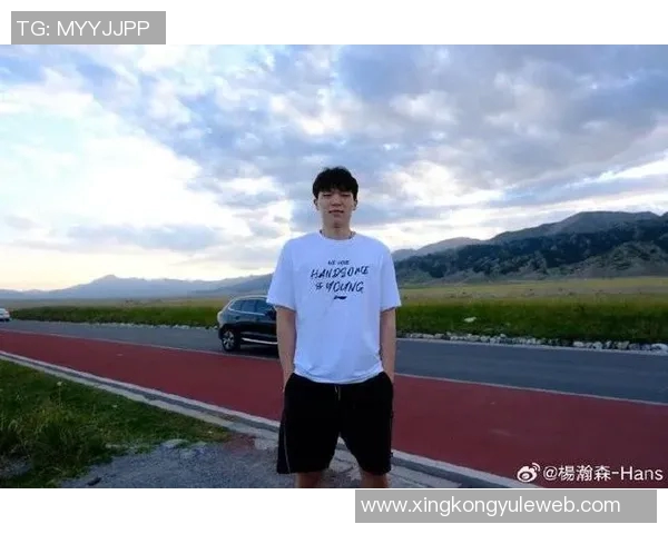 杨瀚森与女友约会被翻译哥打扰网友调侃成电灯泡真搞笑